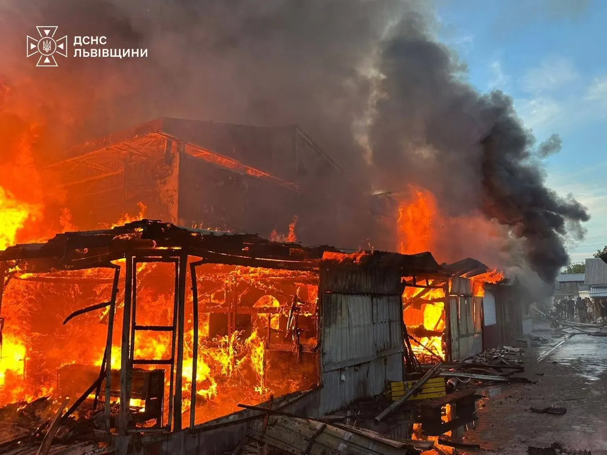 У Бродах три години гасили пожежу в металевому ангарі