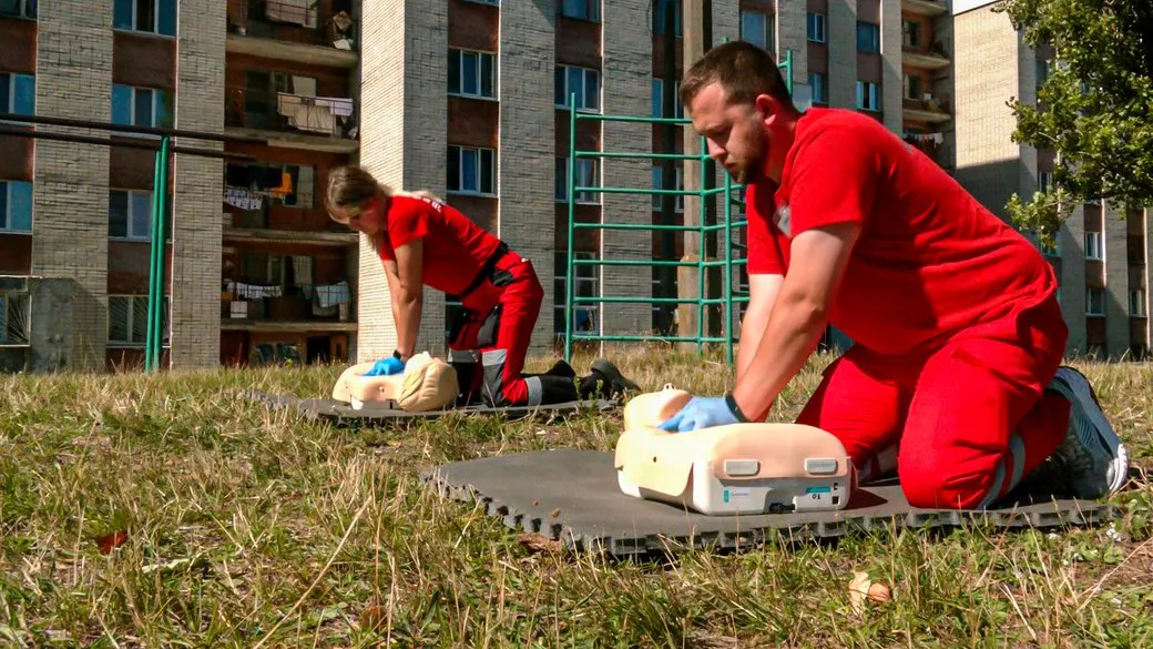 У Чернігові вперше змагалися бригади «швидкої»: реанімація, дефібриляція та бойові будні