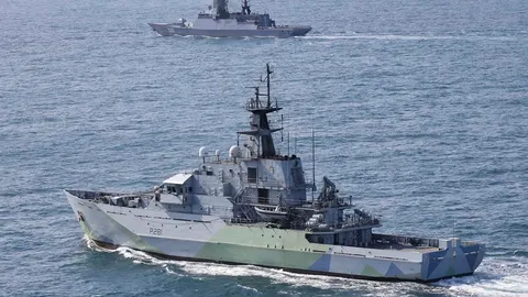 Британський флот три дні стежив за російськими кораблями біля своїх берегів