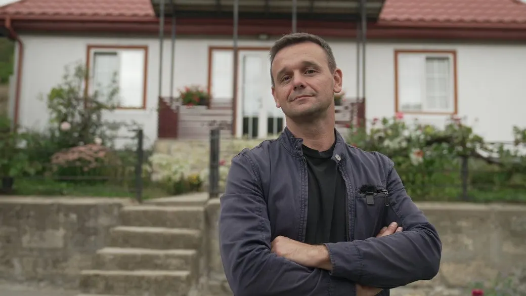 «Це місце сили»: на Тернопільщині чоловік відновлює обійстя своїх предків