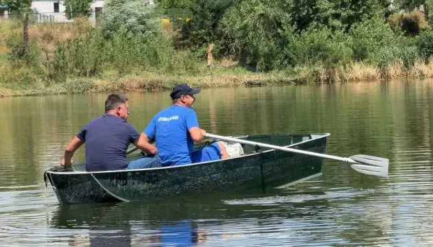 Озеро Кирилівське знову забруднилося: дощі зірвали бони
