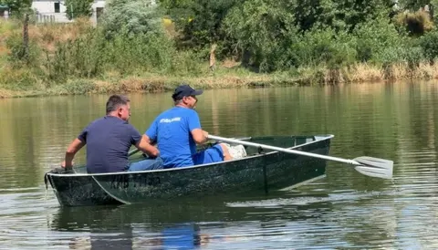 Озеро Кирилівське знову забруднилося: дощі зірвали бони
