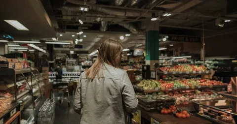 Ціни в супермаркетах злетять на 10–15%: економіст пояснив, чого чекати
