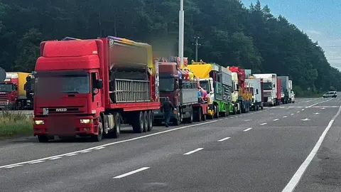 На Волині патрульні зупинили колону з 9 авто з атракціонами: у водіїв — проблеми