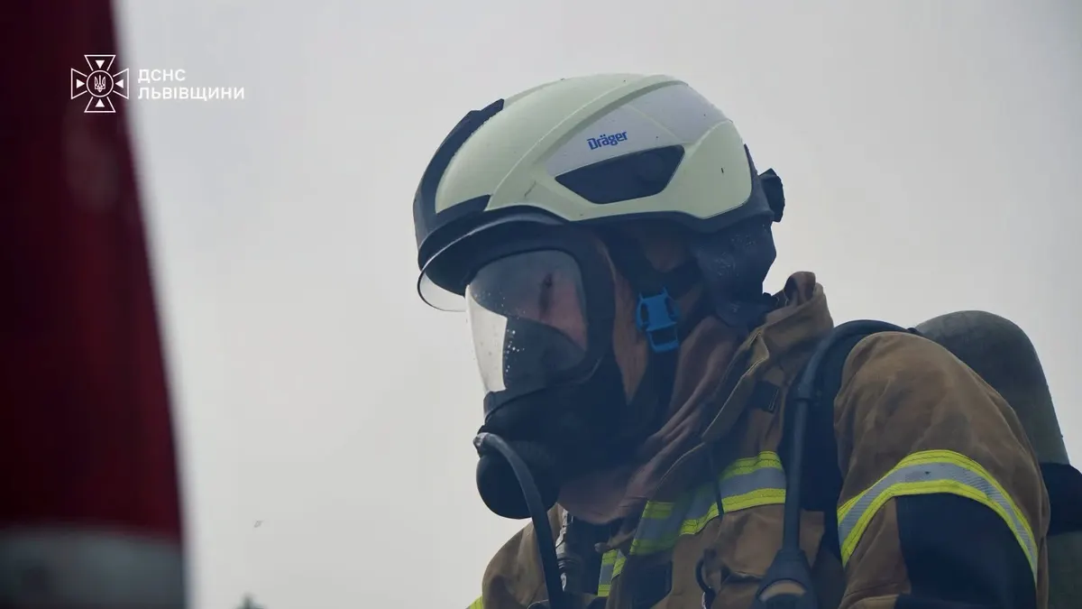 На Львівщині рятувальники загасили пожежу в приватному секторі