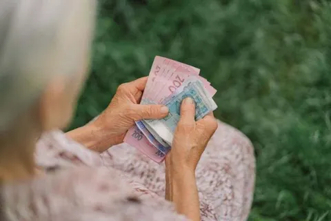 Доплати до пенсії: кому держава додає гроші, а хто має просити сам