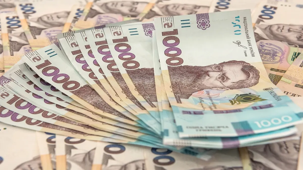 Середня зарплата в Україні впала нижче 32,3 тисячі гривень