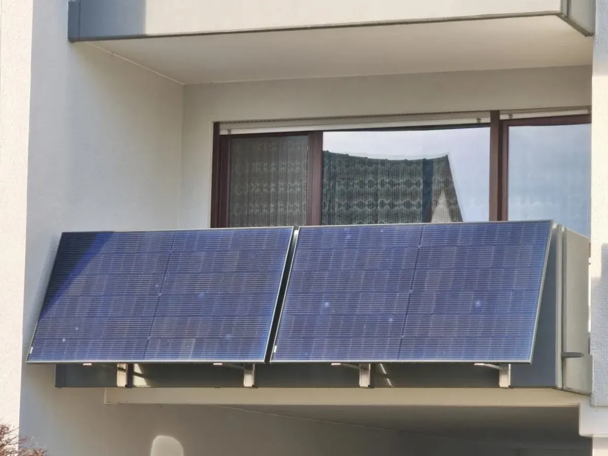 Мільйон німців ставлять сонячні панелі на балконах: як це працює