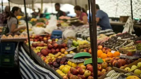 Серпневі ціни: малина до 300 грн, а яблука від 20