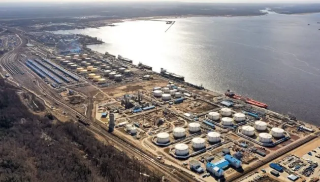 Генштаб підтвердив зупинку двох великих НПЗ у Росії після ударів