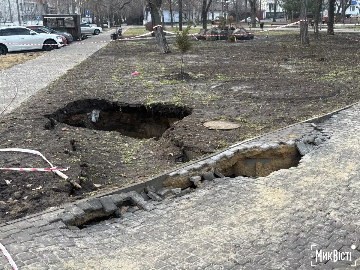 У Миколаєві просідання ґрунту в «Серці міста» можуть пов'язати з витоком води з водогону