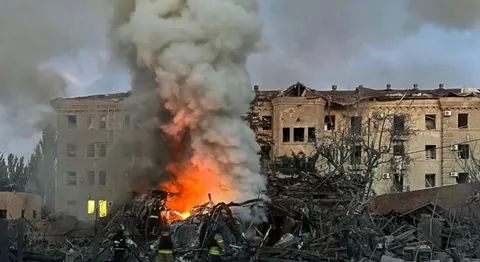Удар по Слов'янську: зруйновано під'їзд, поранені, пошкоджено десятки будинків