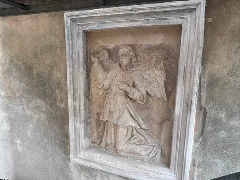 У Львові відновлюють рельєф Архангела XVII століття на монастирі бернардинів