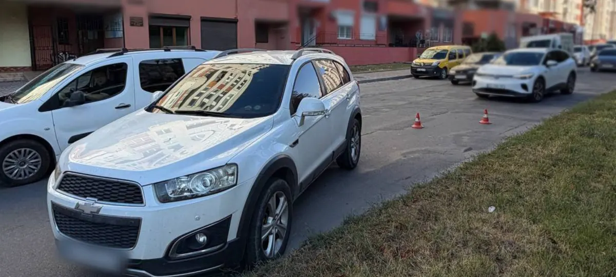 У Тернополі Chevrolet самотужки виїхав на дорогу й перекрив рух