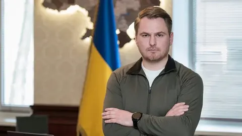 Кравченко досі за кордоном: відрядження в Париж закінчилося, а ексгенпрокурор не