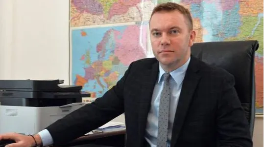 Суд узяв під варту експосадовця МЗС Банькова: справа про розкрадання допомоги