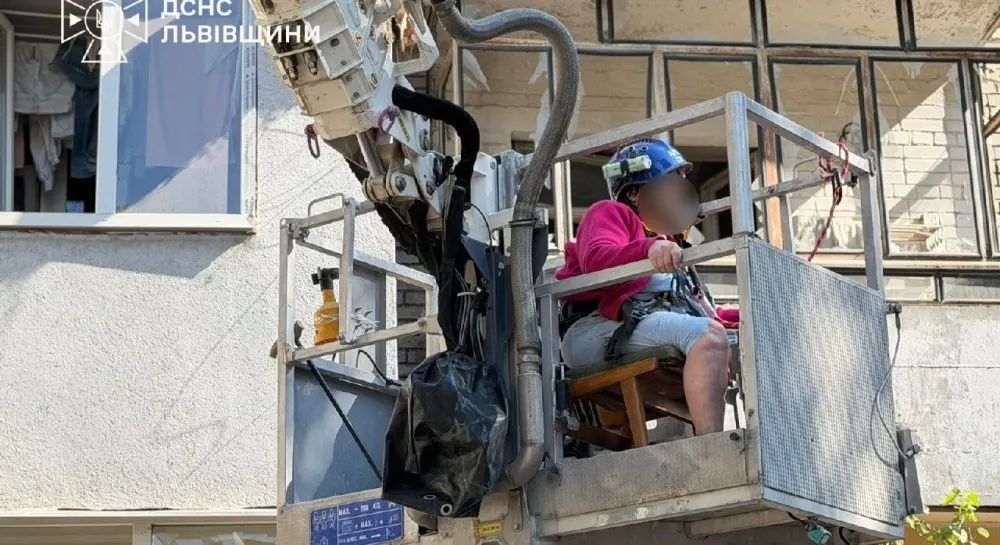 У Львові з-під завалів п’ятиповерхівки врятували жінку