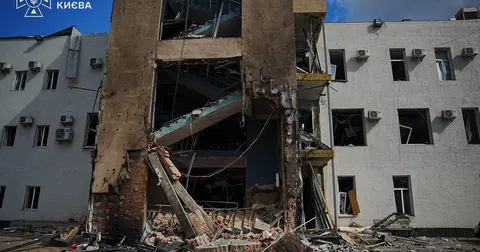 Росіяни вдарили по телеканалу «Ми — Україна» під час прямого ефіру: 6 поранених