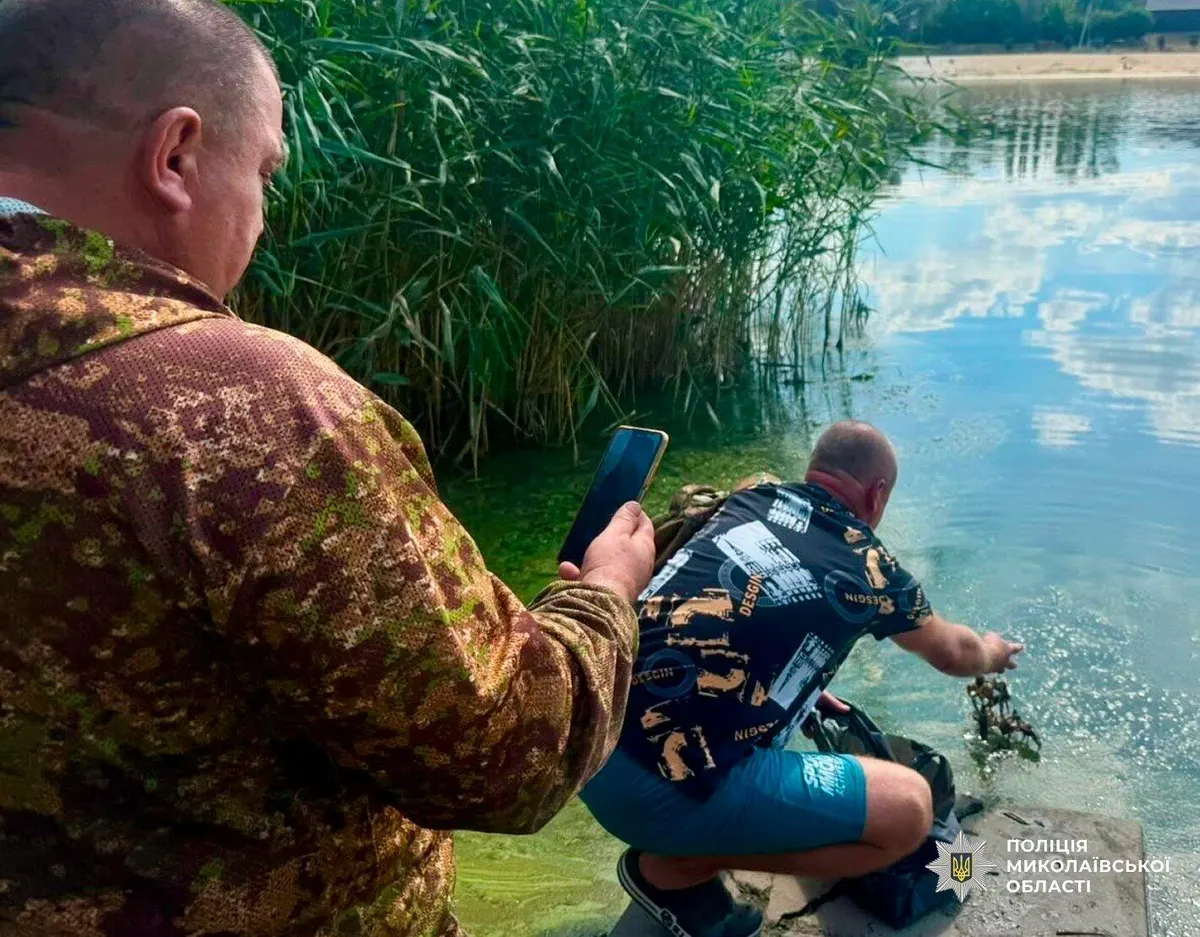 У Первомайську браконьєр пірнав за раками у масці: 77 особин та величезний штраф