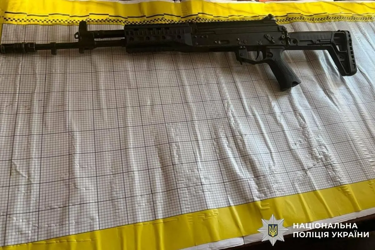 На Харківщині чоловік знайшов АК-12 на колишніх позиціях і приніс його поліції