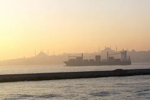 Туреччина знову пропускає судна до Чорного моря після затримок