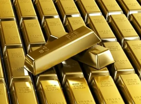 Золото дешевшає: що відбувається на ринку і чому ФРС може підняти ставку