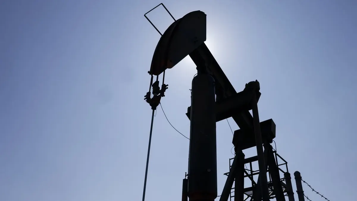 Нафта дешевшає: Ормуз частково відкривається, але ризики війни лишаються