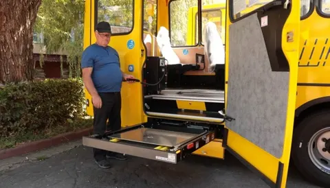 Ще чотири громади Вінниччини отримали інклюзивні шкільні автобуси