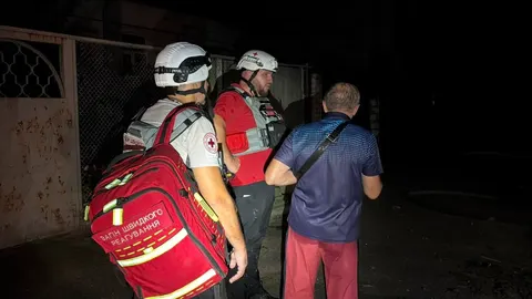У Миколаєві волонтери Червоного Хреста допомогли жінці після нічної атаки