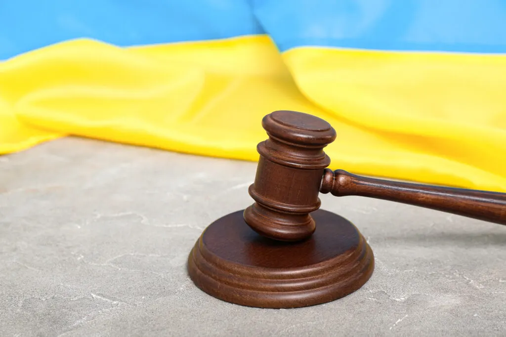 Зірвав прапор з будинку: черкасець отримав штраф 34 тисячі гривень