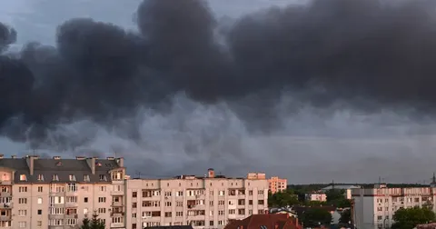 У центрі Чернігова безпілотник влучив у багатоповерхівку: є постраждалі