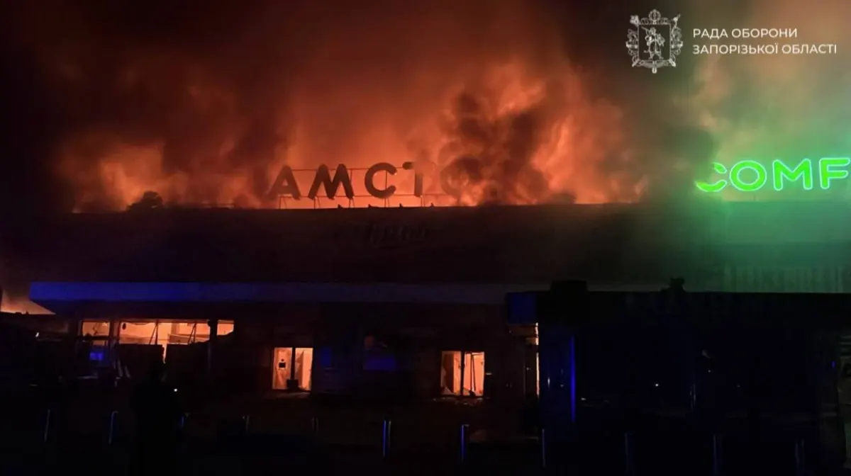 Росіяни вдарили по ТЦ "Амстор" у Запоріжжі: масштабна пожежа на правобережжі