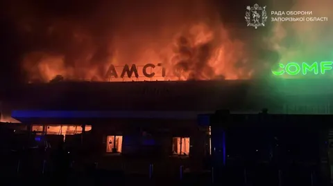 Росіяни вдарили по ТЦ "Амстор" у Запоріжжі: масштабна пожежа на правоб