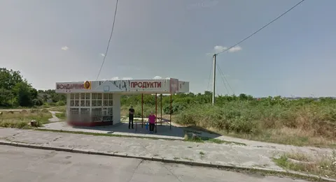 У Миколаєві разом із кіоском зникла зупинка: люди чекають транспорт просто неба