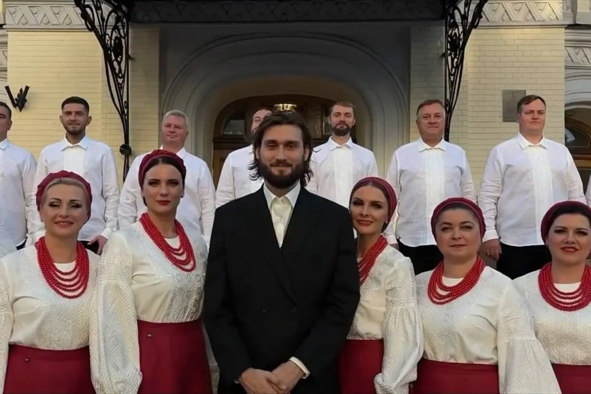 Нові костюми хору Верьовки: мережа розділилася на табори