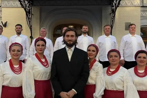 Нові костюми хору Верьовки: мережа розділилася на табори