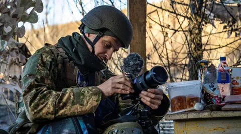 «Не хочу годувати цього вовка»: азовець і фотограф Роман Закревський про війну, красу та любов