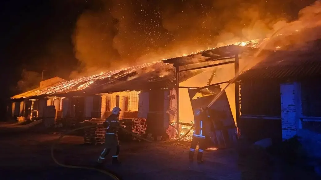 У Надвірній рятувальники приборкали масштабну пожежу на складі