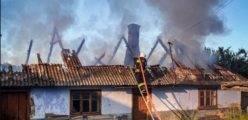 Вогонь охопив 50 квадратів: на Тернопільщині гасили пожежу в господарській будівлі