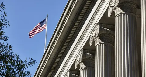 Митниця США хоче витратити $20 млн на рукавички, які б'ють струмом