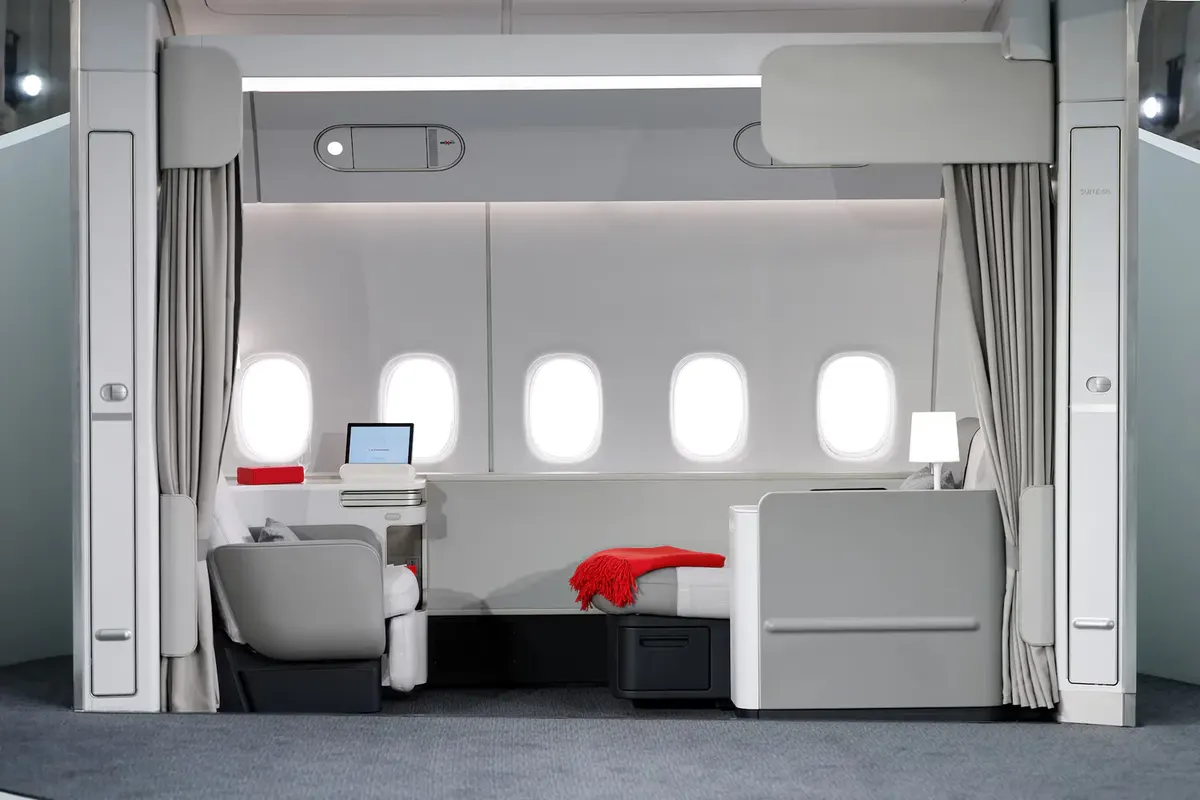 Ікра, шампанське й «Емілі в Парижі»: як Air France заробляє на розкоші