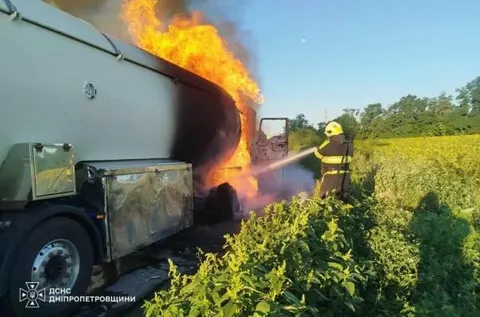 На трасі Дніпро – Кривий Ріг спалахнула автоцистерна: водія забрала швидка