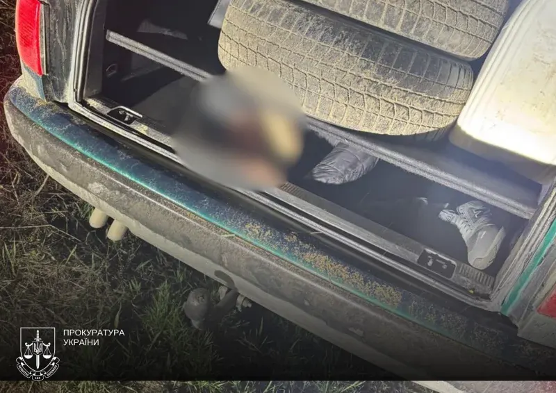 На Буковині правоохоронець сховав чоловіка між колесами авто та втікав від поліції