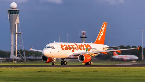 EasyJet масово наймає бортпровідників 50+: що кажуть в авіакомпанії
