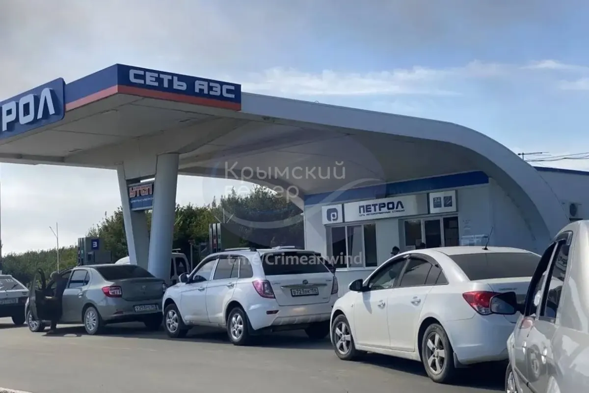 Після атаки дронів на НПЗ в Орську водії штурмують заправки