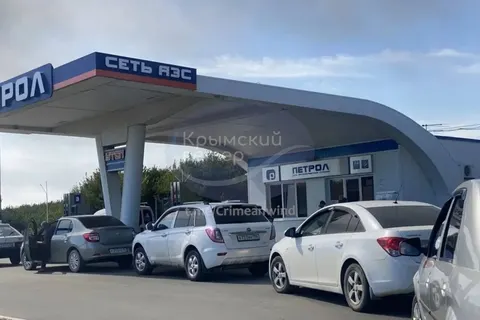 Після атаки дронів на НПЗ в Орську водії штурмують заправки