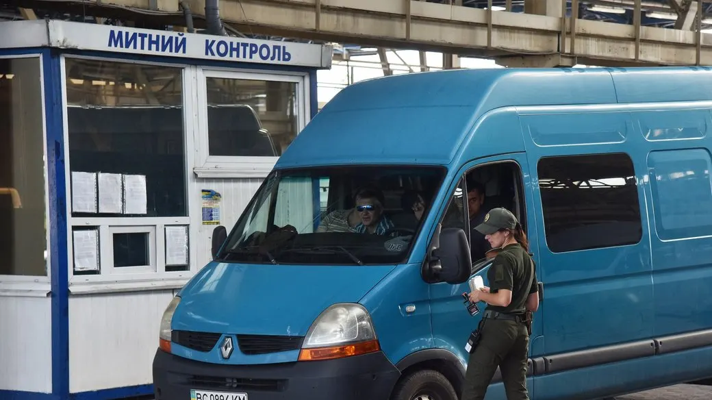 Митниця каже, що черг на оформлення товарів не побільшало — попри обстріли