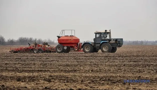 Озима посівна набирає обертів: зерновими засіяно 14% площ, ріпаком — майже 87%