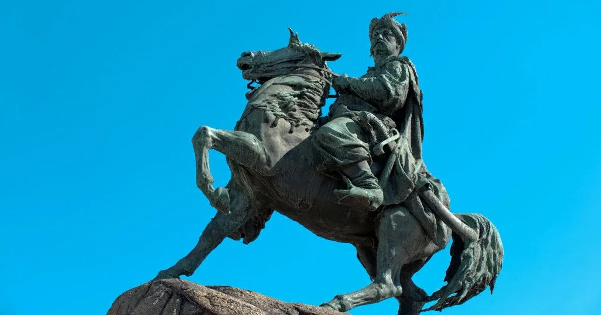 Київ знімає металевий захист із пам’ятника Хмельницькому