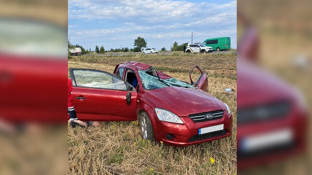 На Кіровоградщині авто з'їхало в кювет: постраждали троє людей